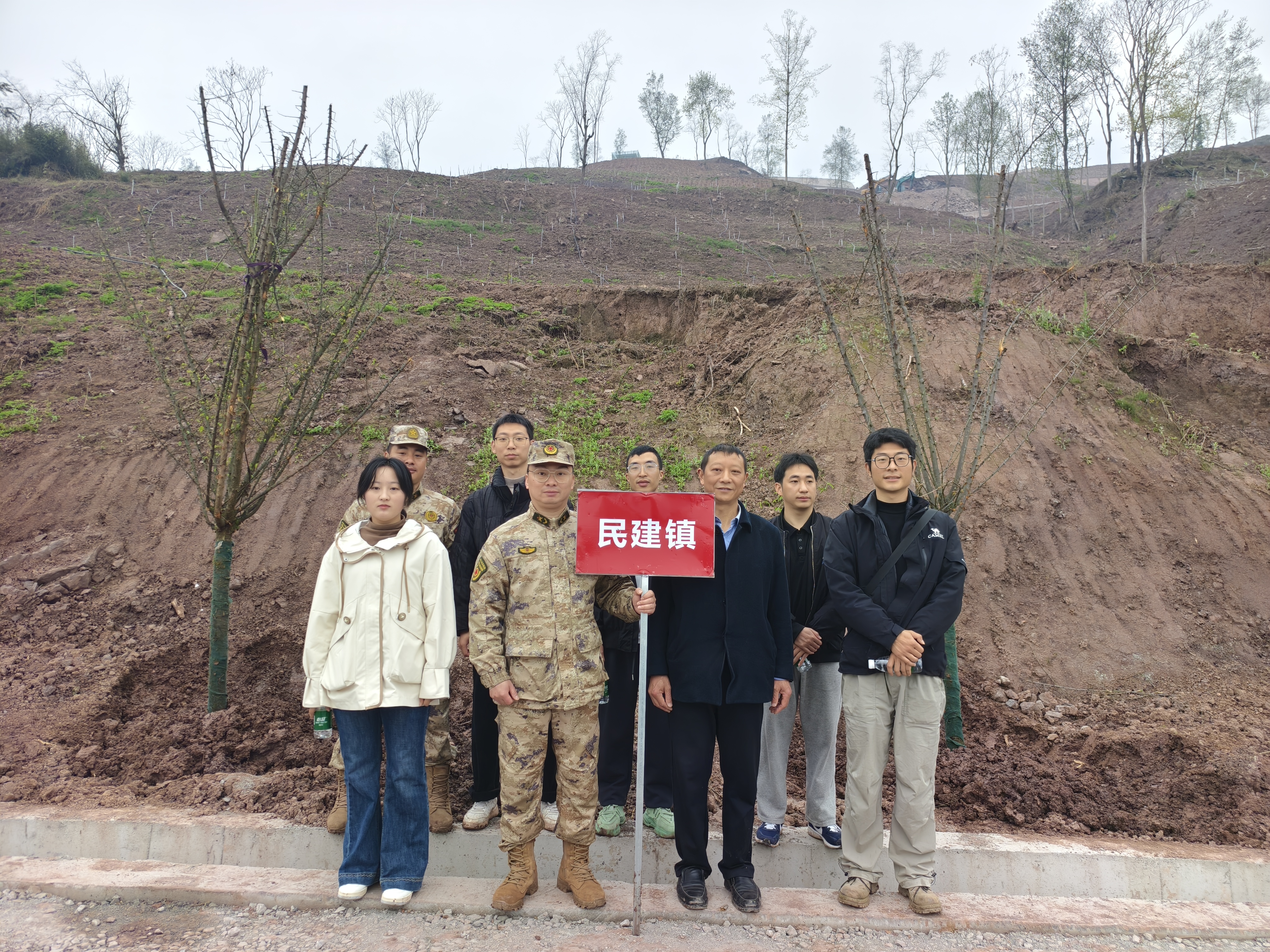 图片:民建镇参与全民义务植树活动