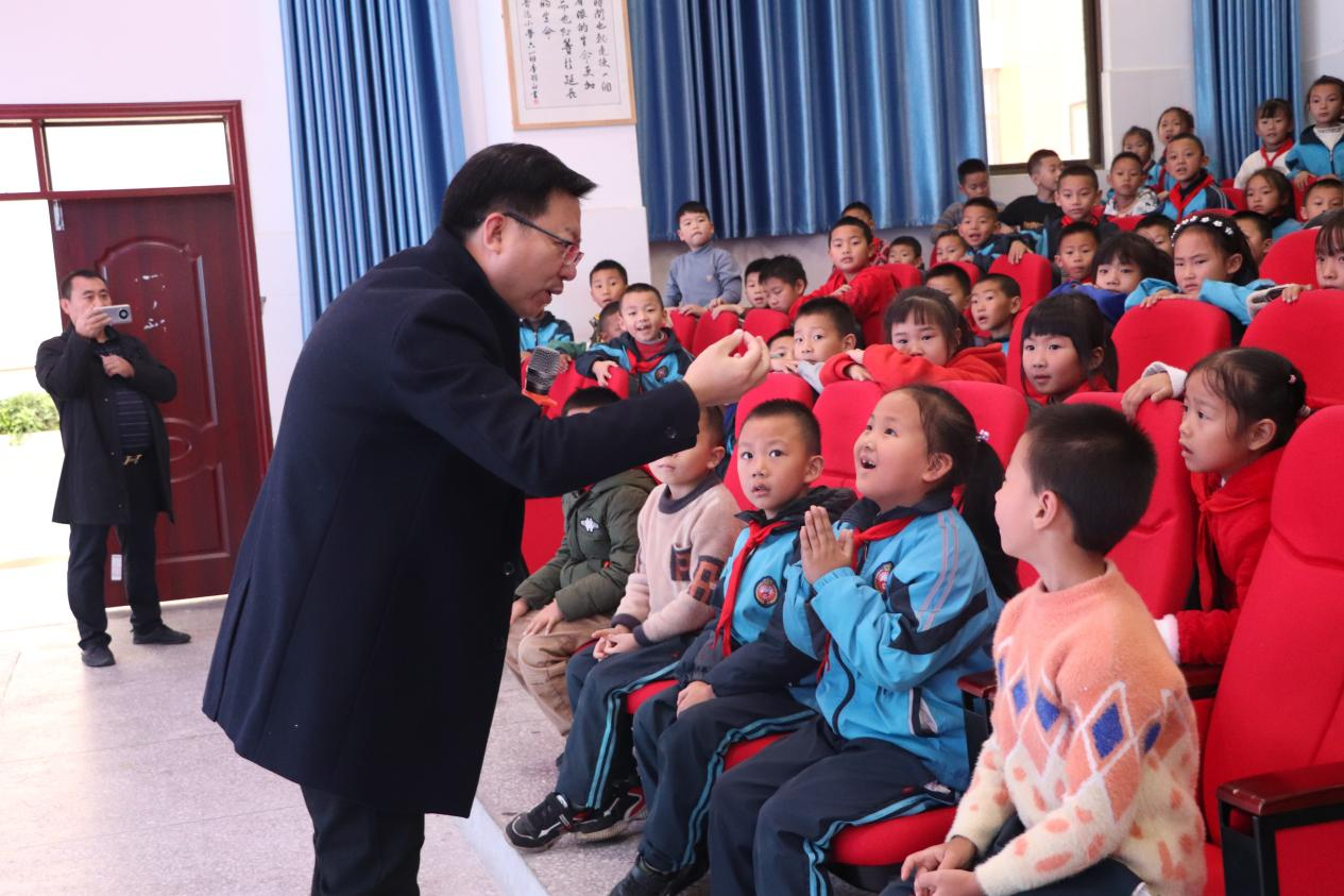 曹教授向学生展示萤火虫标本