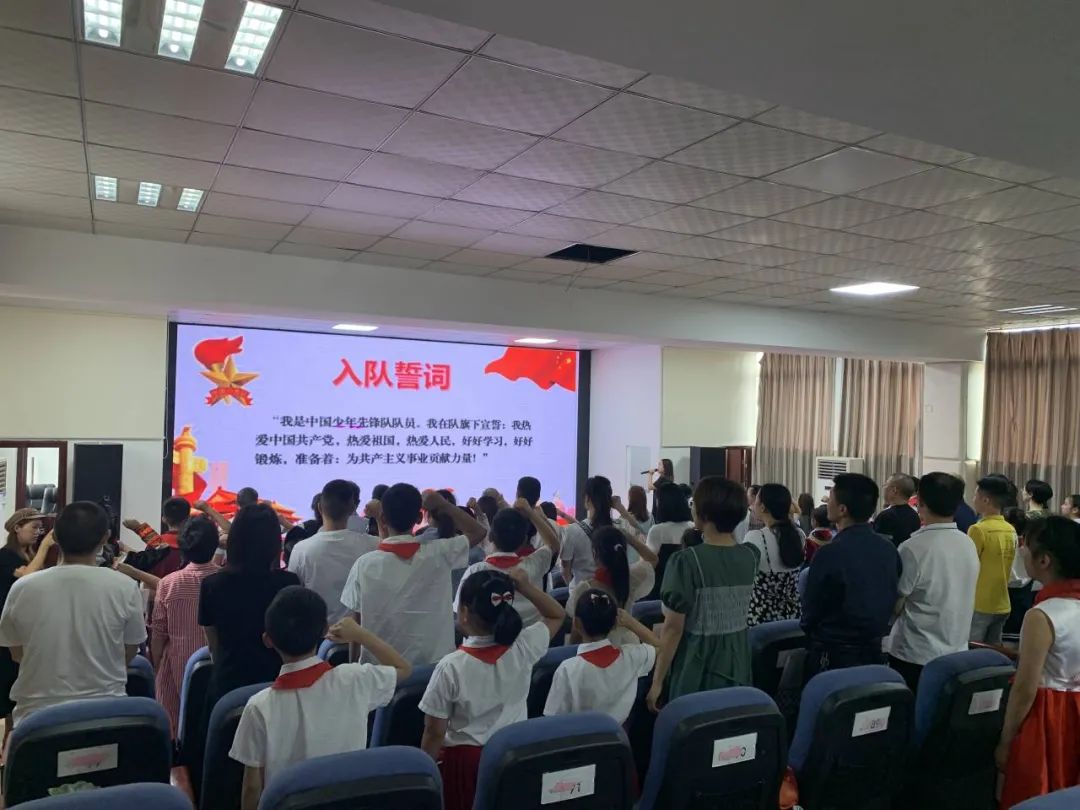 参加此次活动的全体成员重温入队誓词