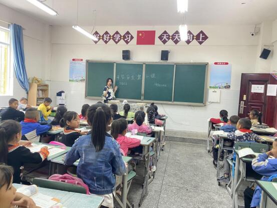梅子坝小学开展主题班会活动