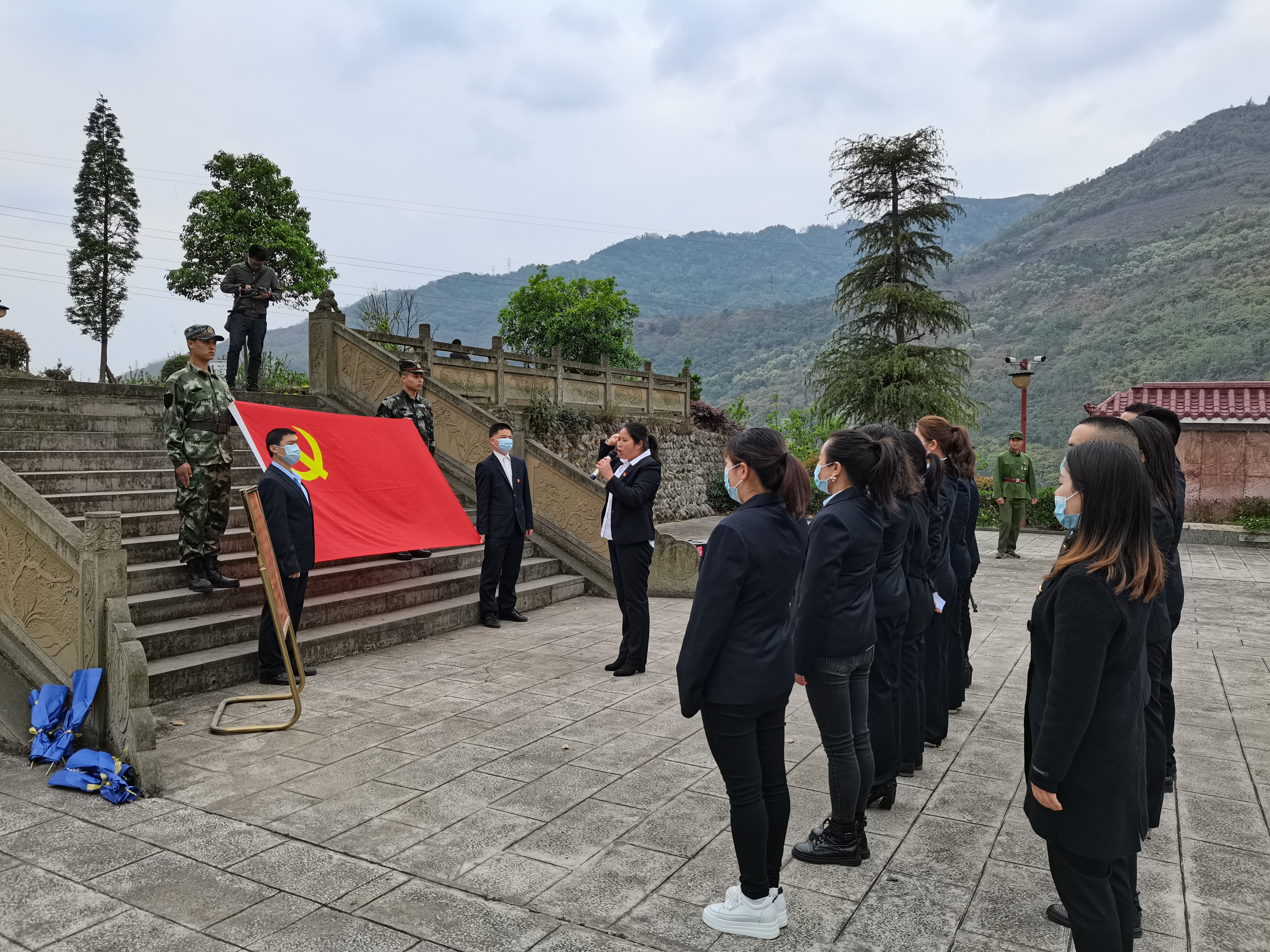 副校长喻晓英带领全体党员重温入党誓词