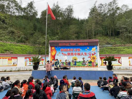 永红乡中心校演示救生方法