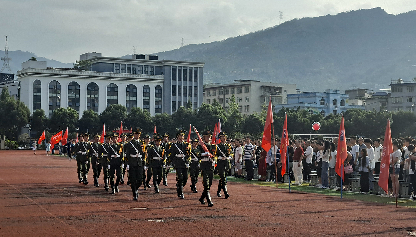 “国防班”学生立志献身国防