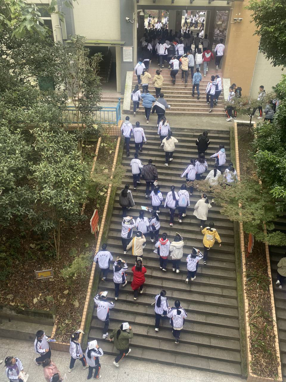 马边中学开展应急逃生演练