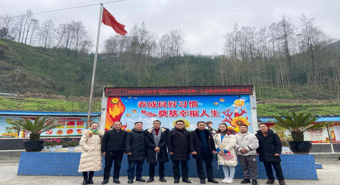 两校领导、教师代表合影,右一为杨彬