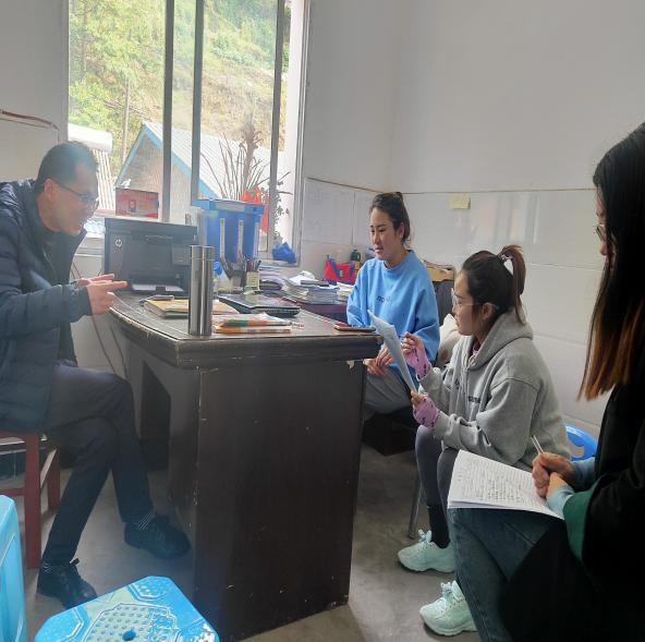 杨彬与青年教师探讨教学