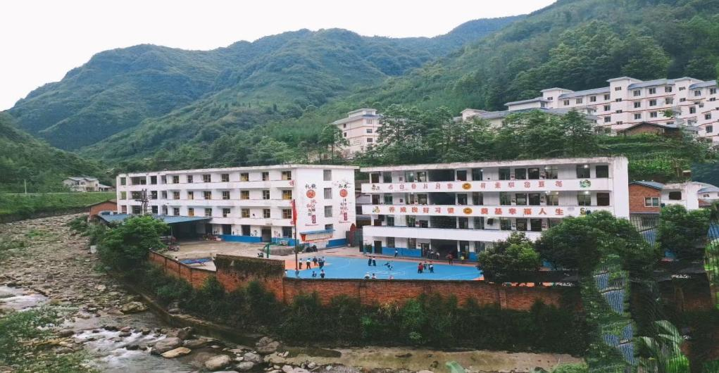 永红乡中心校全景图