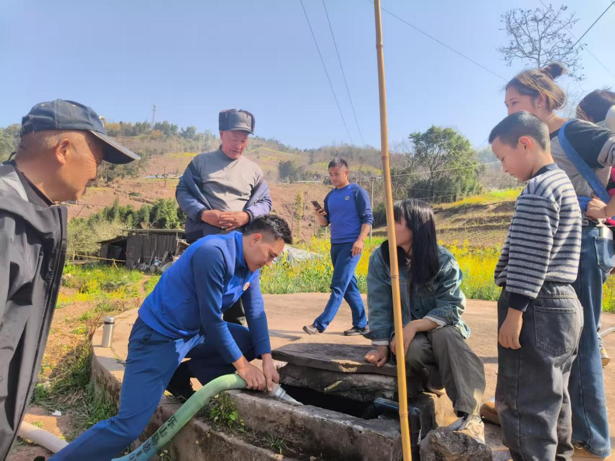 图片：社区与消防队组织供水现场